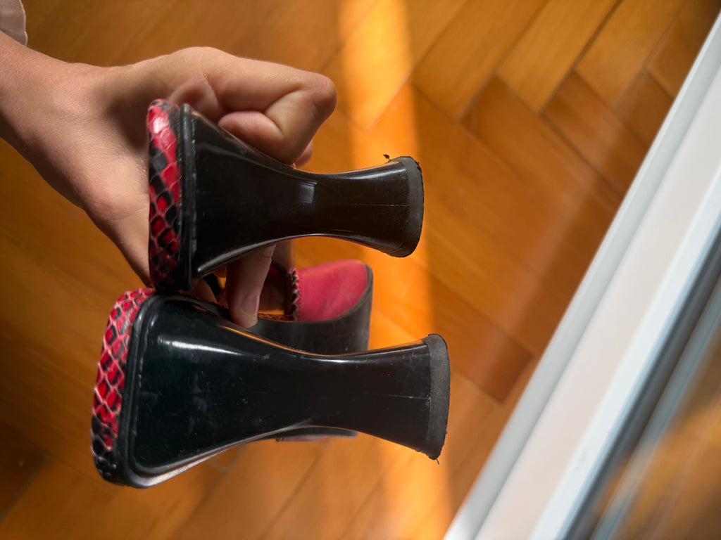 Red fiocchetto mules