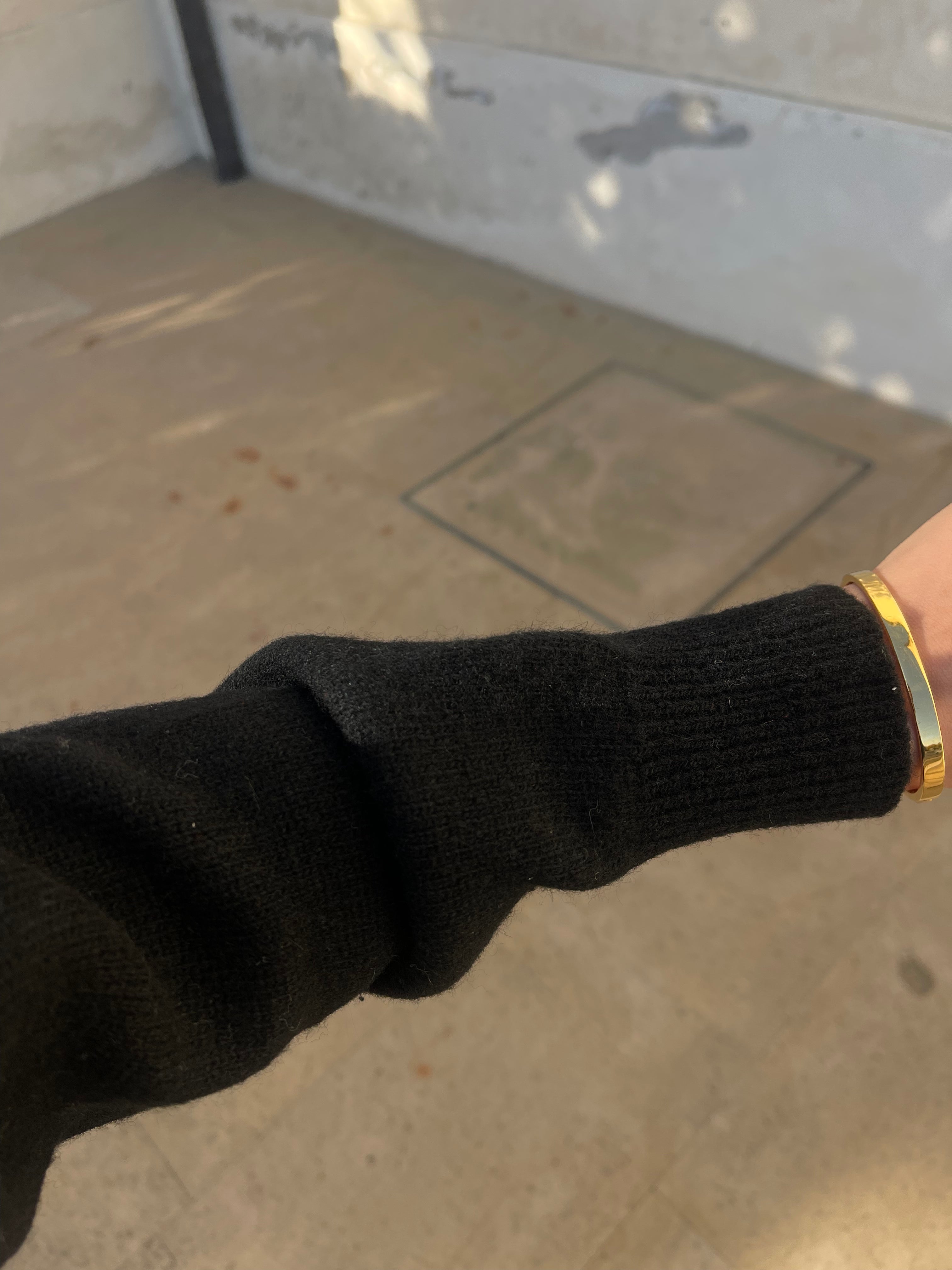 V neck balck wool jumper