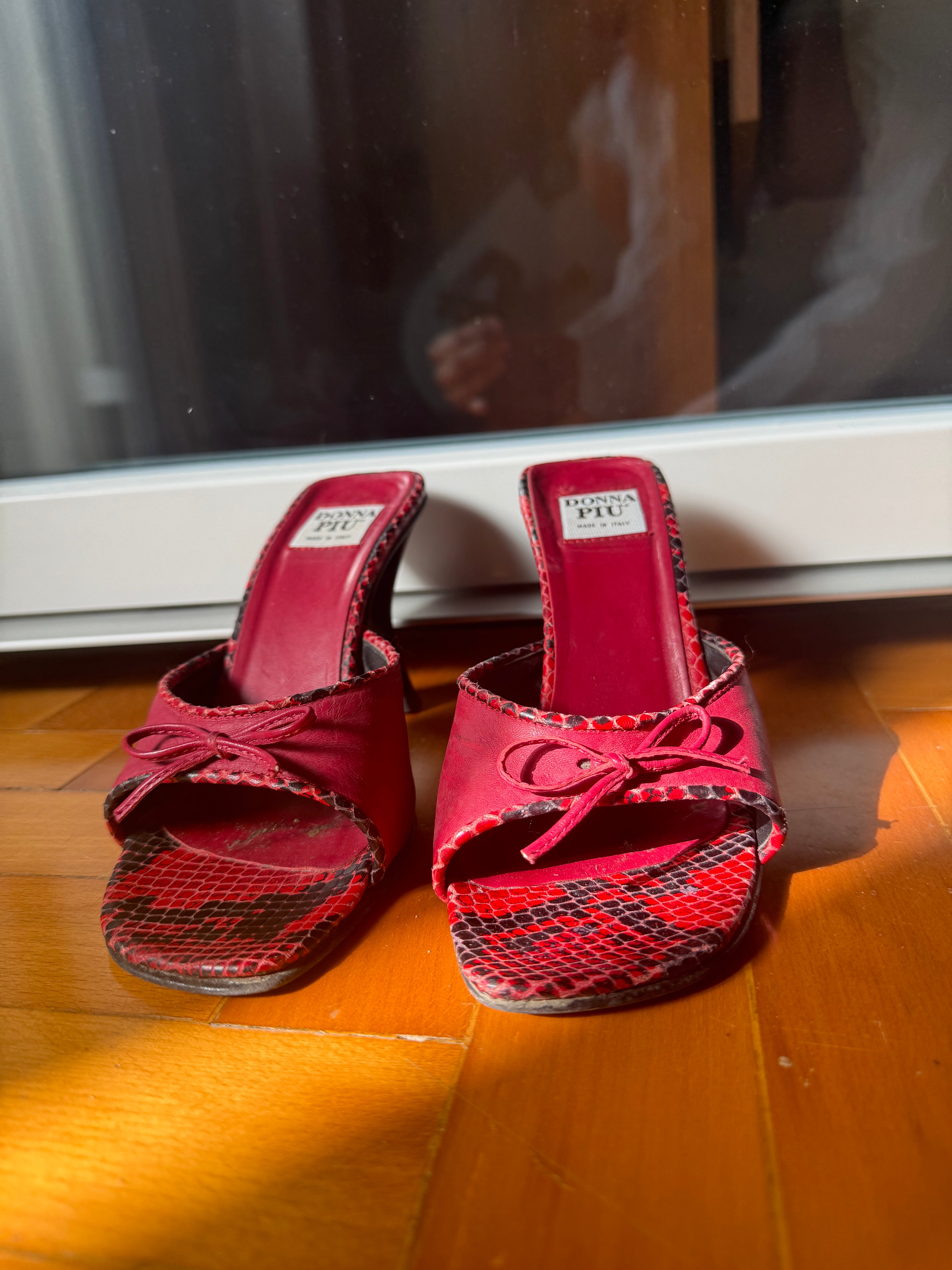 Red fiocchetto mules