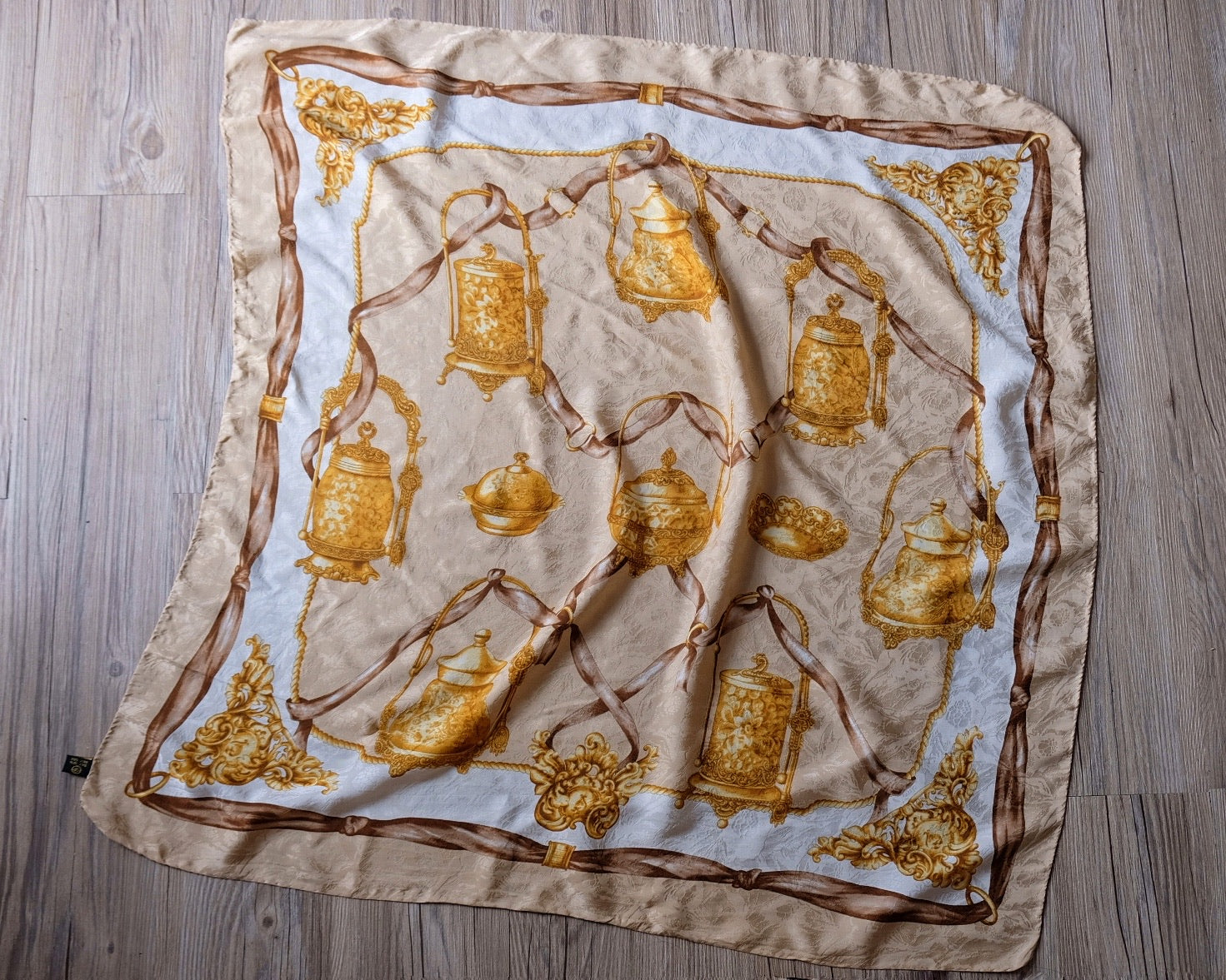 100 Silk foulard