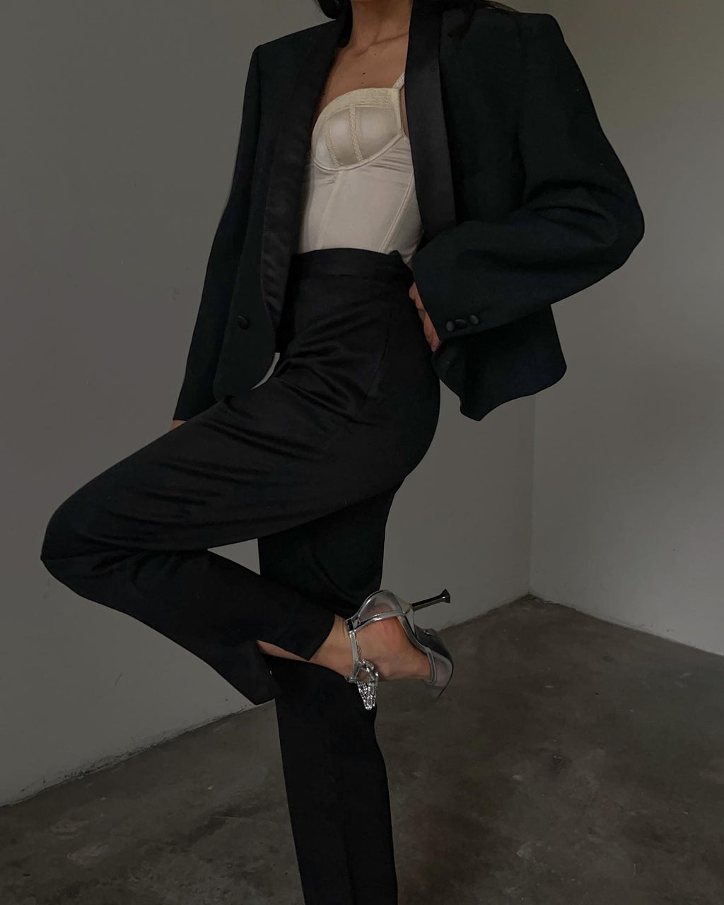 100 light wool trousers