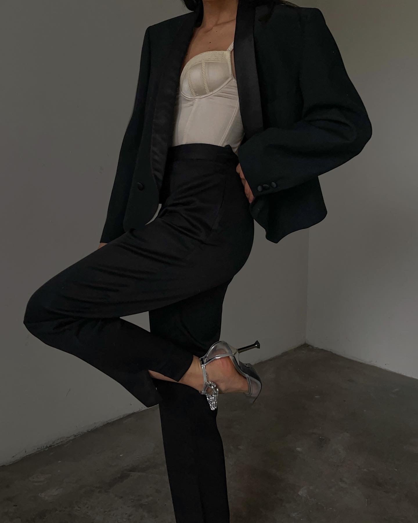 100 light wool trousers