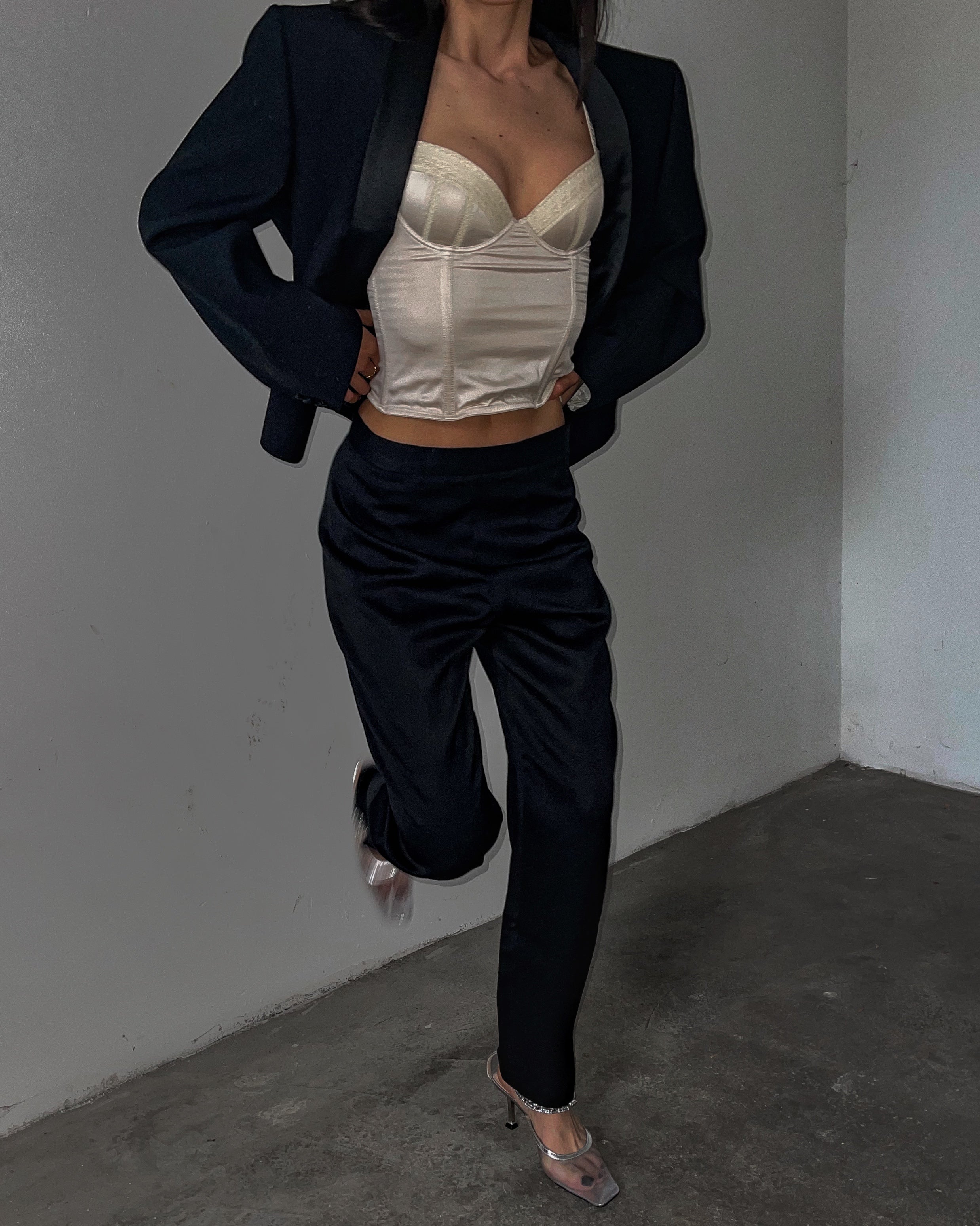 100 light wool trousers